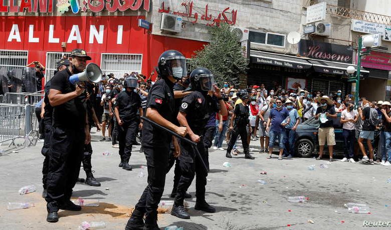 Photo of تونس.. احتجاجات في عدة مدن تطالب بإسقاط الحكومة وحل البرلمان
