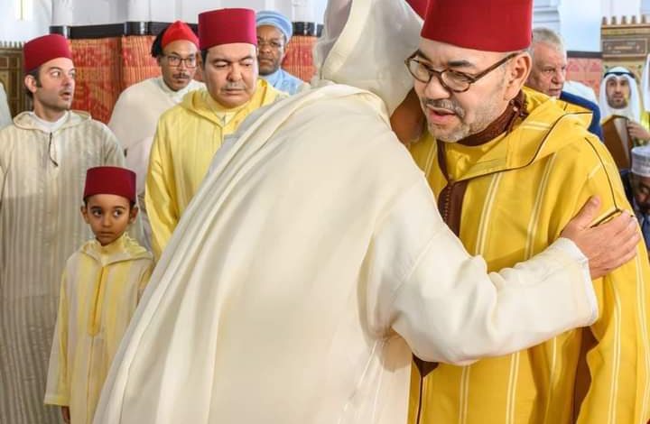Photo of الملك يؤدي صلاة عيد الفطر بالمسجد المحمدي في الدار البيضاء