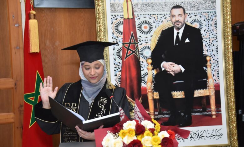 Photo of الباحثة المتألقة إلهام رزقي تنال شهادة الدكتوراه في الطب بعد أطروحة علمية مميزة بمراكش