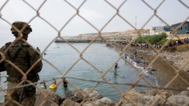 Photo of الداخلية الإسبانية تعلن عودة سبعين ألف مهاجر غير نظامي من سبتة المحتلة إلى المغرب